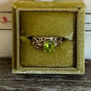 Vintage 10k Gold Unique Band with Peridot Stone Size 5